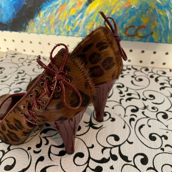 Fergie. Animal print. Size 5.  4’ heels. - Picture 4 of 7